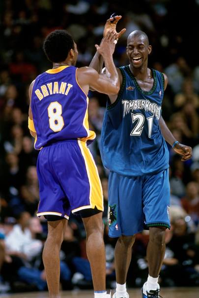 Saluta Kobe Bryant nella gara contro i Lakers nel 2000 (Getty Images)